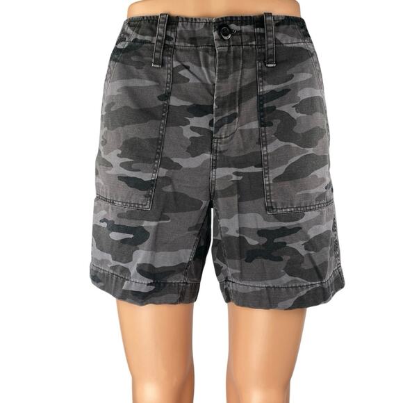 G1 Goods Black Gray Camo Camouflage Mid Rise Straight Leg Bermuda Shorts Size 4 - Picture 1 of 4